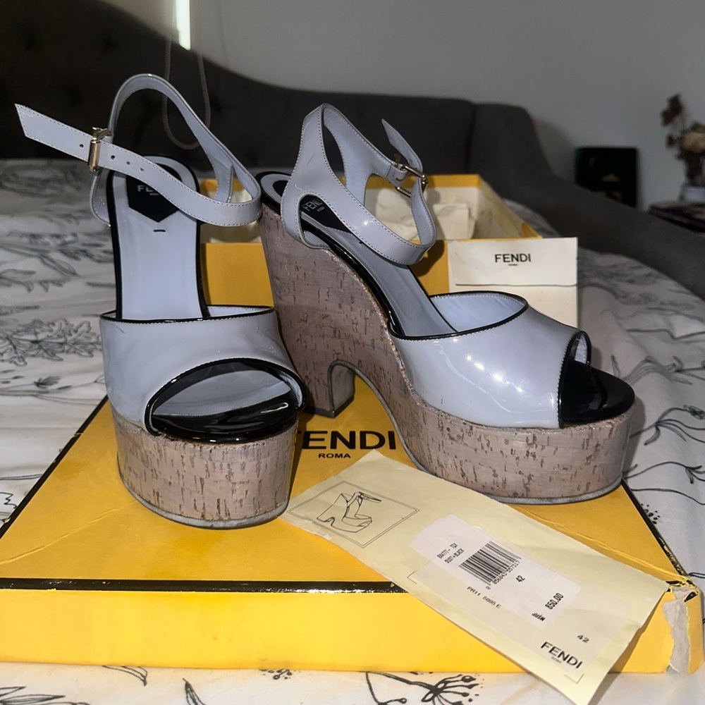FENDI✨🌷. EU 42. color Dust + black patent leather
